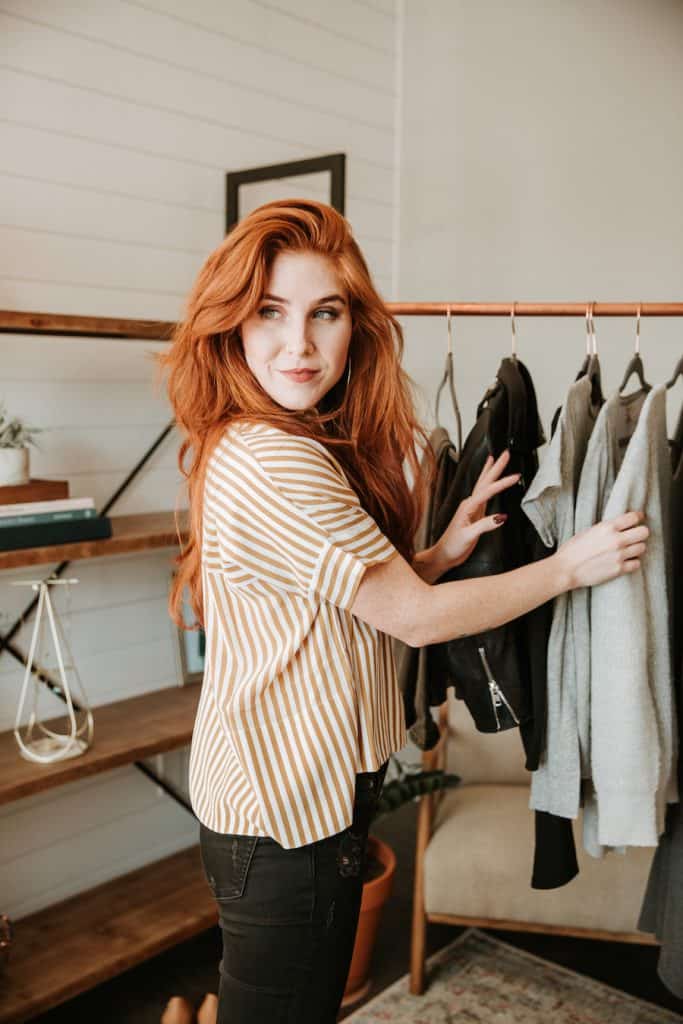 Want to simplify your style and create a more minimalist wardrobe? These tips from a style coach will help! #minimalism #capsulewardrobe 