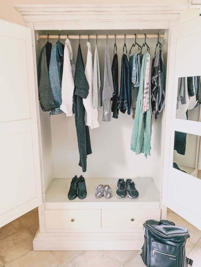 cropped-Minimalist-Winter-Closet.jpg