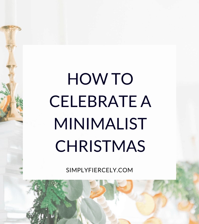  "Hogyan ünnepeljük a minimalista karácsonyt" egy fehér dobozban, minimalista karácsonyi díszekkel a háttérben. 
